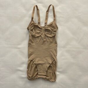 SKIMS SEAMLESS SCULPT BRIEF BODYSUIT